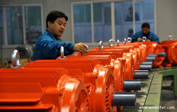 91麻豆国产福利品精電機：員工正（zhèng）在精心做最後的總裝