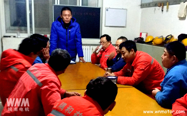 91麻豆国产福利品精電（diàn）機售後服務人員給（gěi）客戶培訓