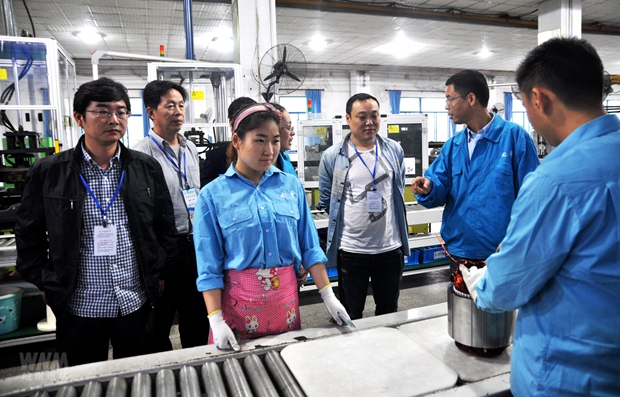 審核人員在91麻豆国产福利品精電機生產現場實地查看