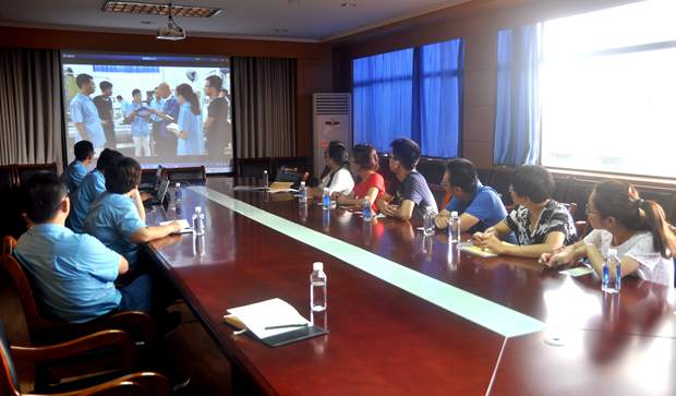 老師在觀看91麻豆国产福利品精電（diàn）機宣傳短片