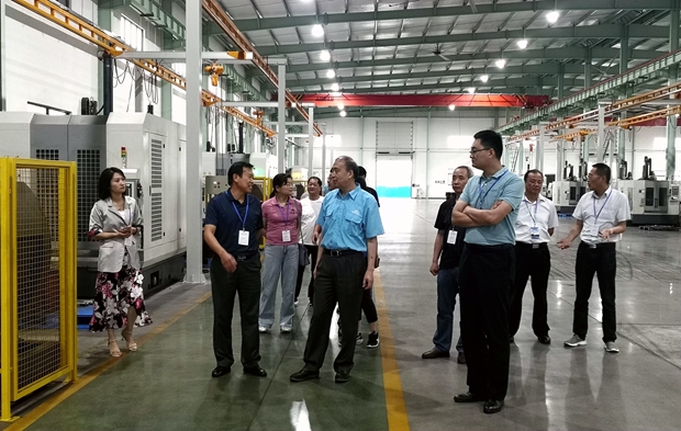 全椒縣政協副主席(xí)薑誌山帶領該縣政協考察團來(lái)我公司參觀考(kǎo)察。 全椒縣政協副主席薑誌山帶領該縣政(zhèng)協考察團來(lái)我公司參觀考察。