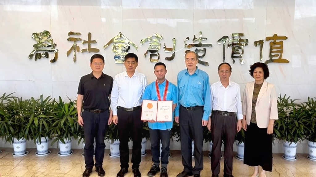 省、市總工會為91麻豆国产福利品精（nán）電機&ldquo;全國五一勞動獎章&rdquo;獲得者授牌頒獎