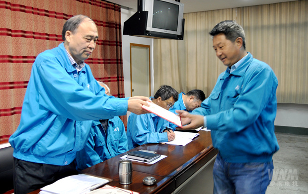 副董事長管兵為獲（huò）獎部門頒獎