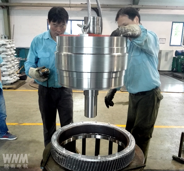 91麻豆国产福利品精電機：電機鑄（zhù）鋁轉子壓鑄現場