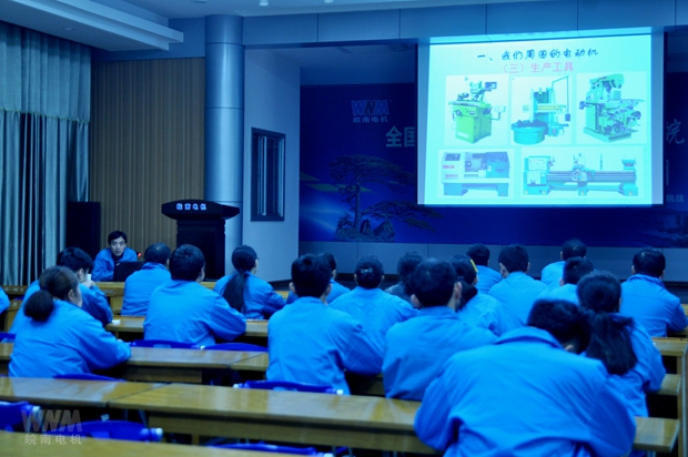 新學員在接受工藝知識（shí）培訓