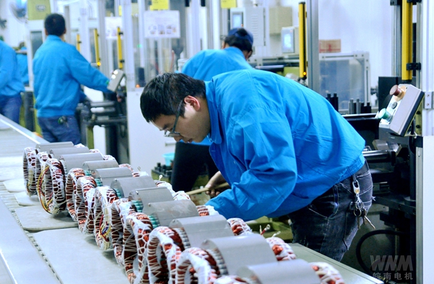 91麻豆国产福利品精電機線圈車間員工正在認真工作 91麻豆国产福利品精電機線圈車間員工正在認真工作