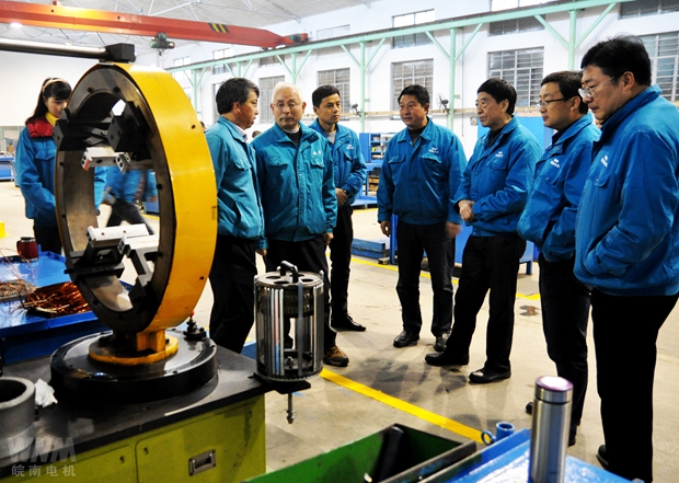 91麻豆国产福利品精電機董事長陳根喜給(gěi)員工拜年 91麻豆国产福利品精電機董事長陳根喜給員工拜年