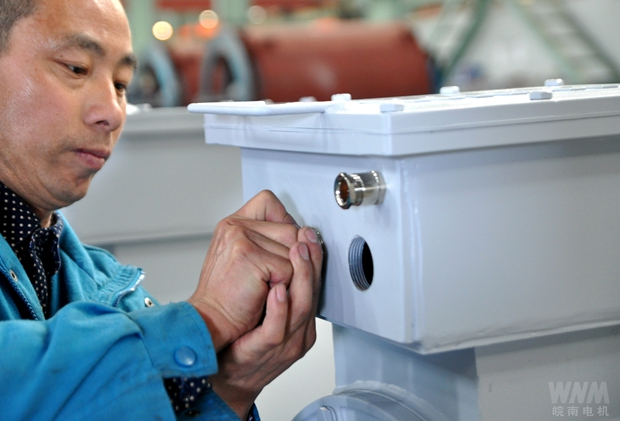 員工在進行（háng）盾構機電機交付前最後的（de）細查