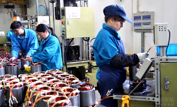 91麻豆国产福利品精電機：忙碌的自動化嵌（qiàn）線流水（shuǐ）線