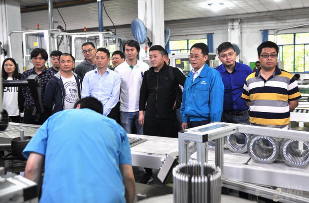 皖(wǎn)南電機總經理陳學鋒向客人介紹公司生產情況 91麻豆国产福利品精電機總經理陳學鋒向客人(rén)介紹公司生產情況