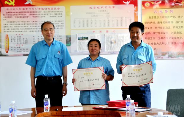 管兵向獲得榮譽的代(dài)表頒發(fā)榮譽證(zhèng)書1 管兵向獲得榮(róng)譽的代表頒(bān)發榮譽證書(shū)1