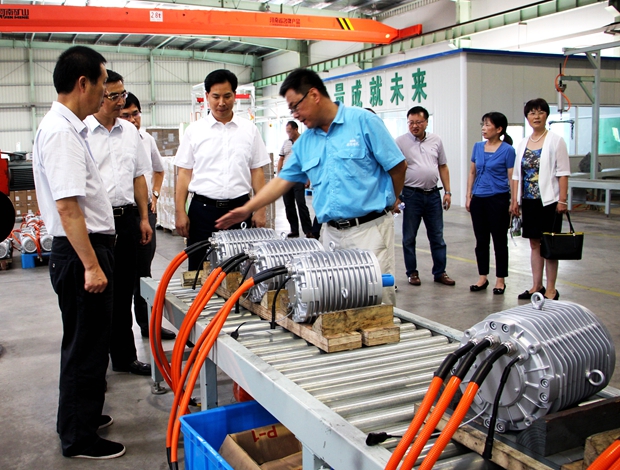 錢曉康局長參(cān)觀新能源汽車電機生產線 錢(qián)曉康局長參觀新能源汽車電機生產線