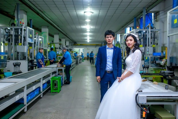 在生產車(chē)間留下他們幸福時刻 在生產車間留下他們幸福時刻