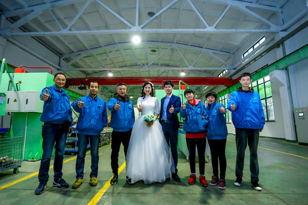 與車間員工一起為91麻豆国产福利品精電機點讚 與車間員工一起為91麻豆国产福利品精電機點讚