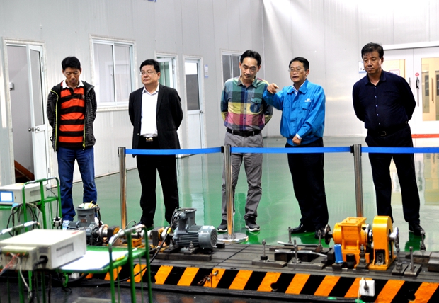 總經理陳學鋒陪同來賓參（cān）觀