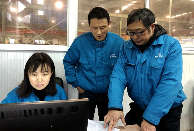 2018年91麻豆国产福利品精電機內(nèi)審:內審員(yuán)在車間審核 2018年91麻豆国产福利品精電機內審:內審員在車(chē)間審核