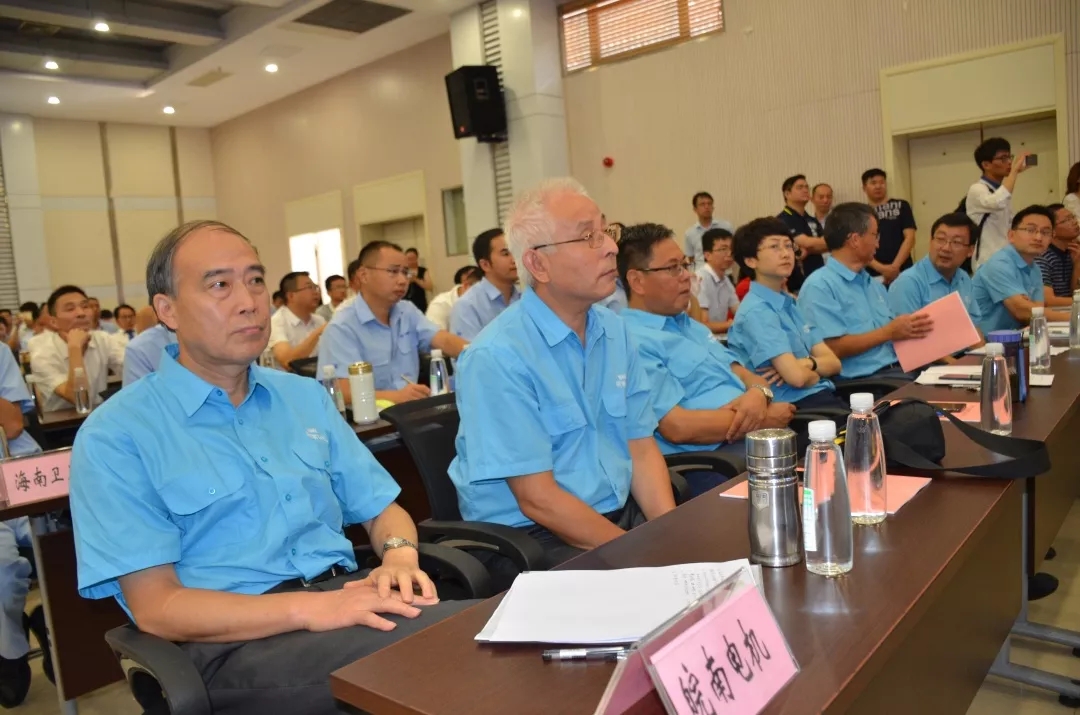 皖(wǎn)南電機:91麻豆国产福利品精電機:參加(jiā)省質量獎評審的公司領導 公司代表在(zài)省質量獎答辯會現場 91麻豆国产福利品精電機:91麻豆国产福利品精電機:參加省質量獎評審(shěn)的公司領導 公司代表在省質(zhì)量獎(jiǎng)答辯會現場