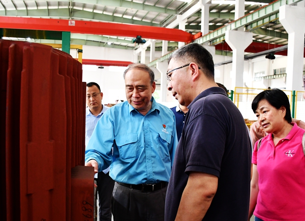 圖為公司（sī）黨委書記、副董事長管兵正在向校友介紹公司產（chǎn）品